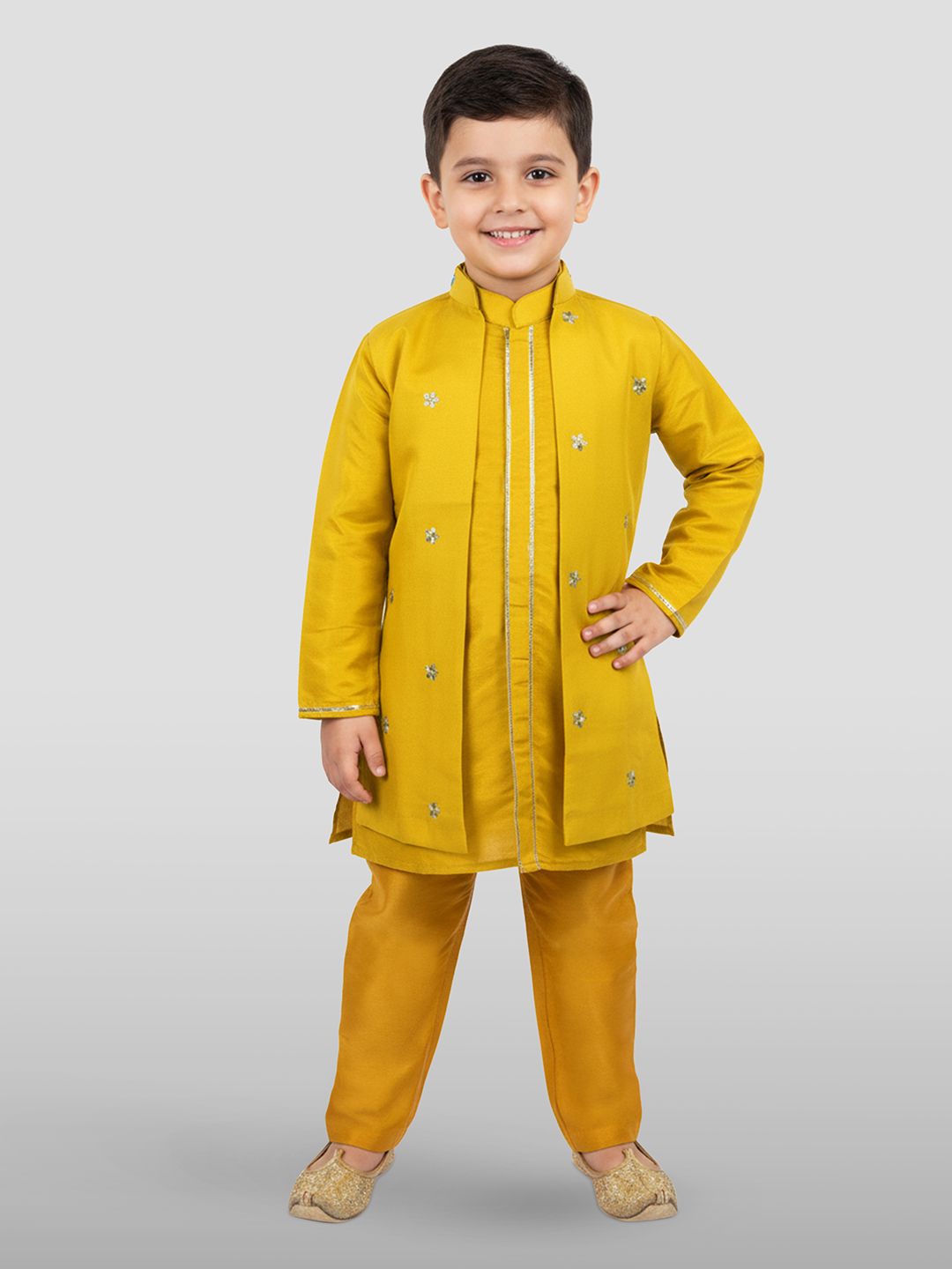 VASTRAMAY Boys Floral Embroidered Mandarin Collar Thread Work Kurta With Pyjamas & Jacket