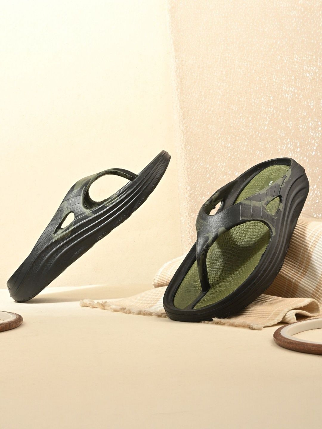 Slipover Men Colourblocked Thong Flip-Flops