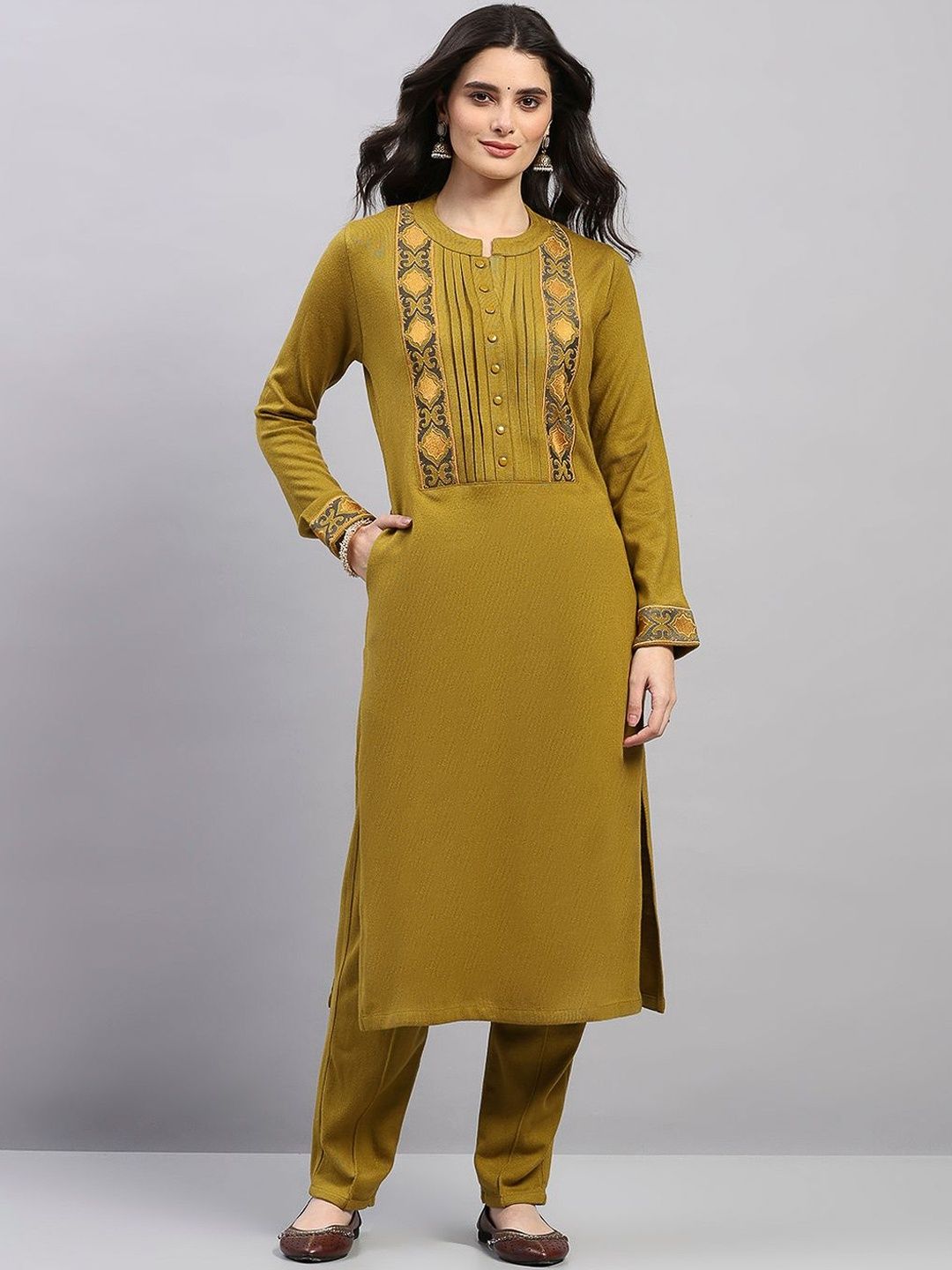 Monte Carlo Women Ethnic Motifs Embroidered Pleated Thread Work Kurta with Trousers