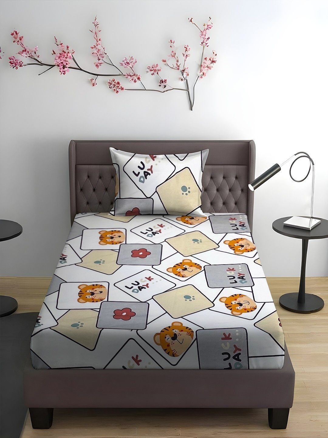 WEAVE AND DECOR White Conversational 300 TC Single Bedsheet with 1 Pillow Covers