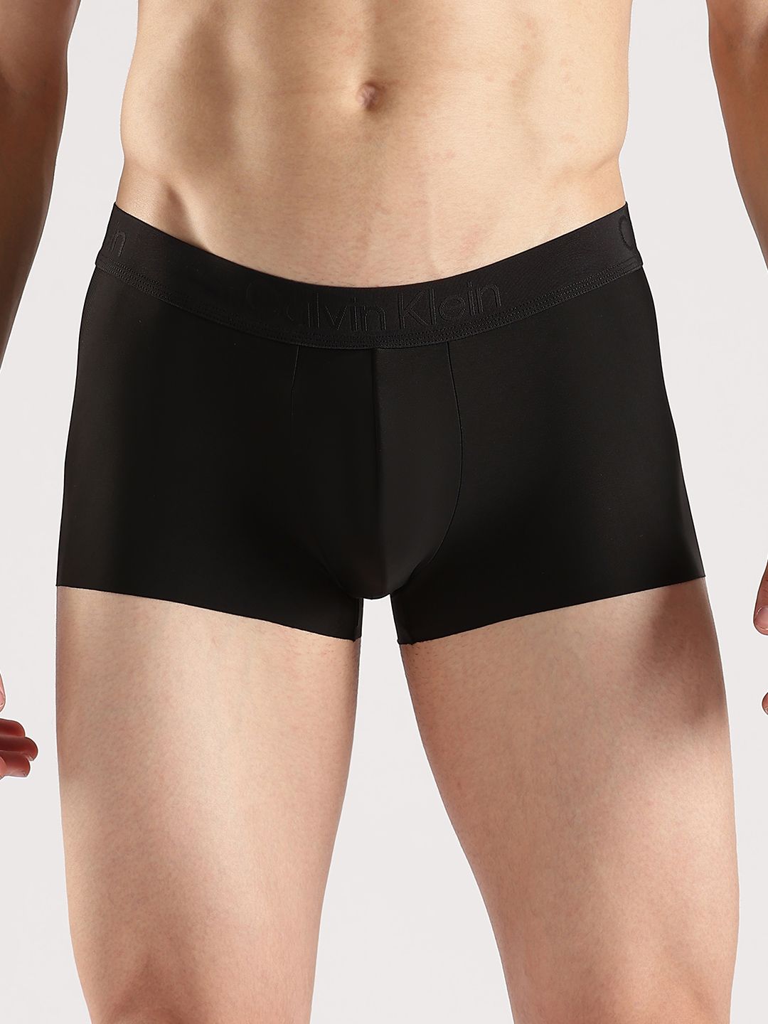 Calvin Klein Underwear Men Low-Rise Solid Trunk NB3634UB1