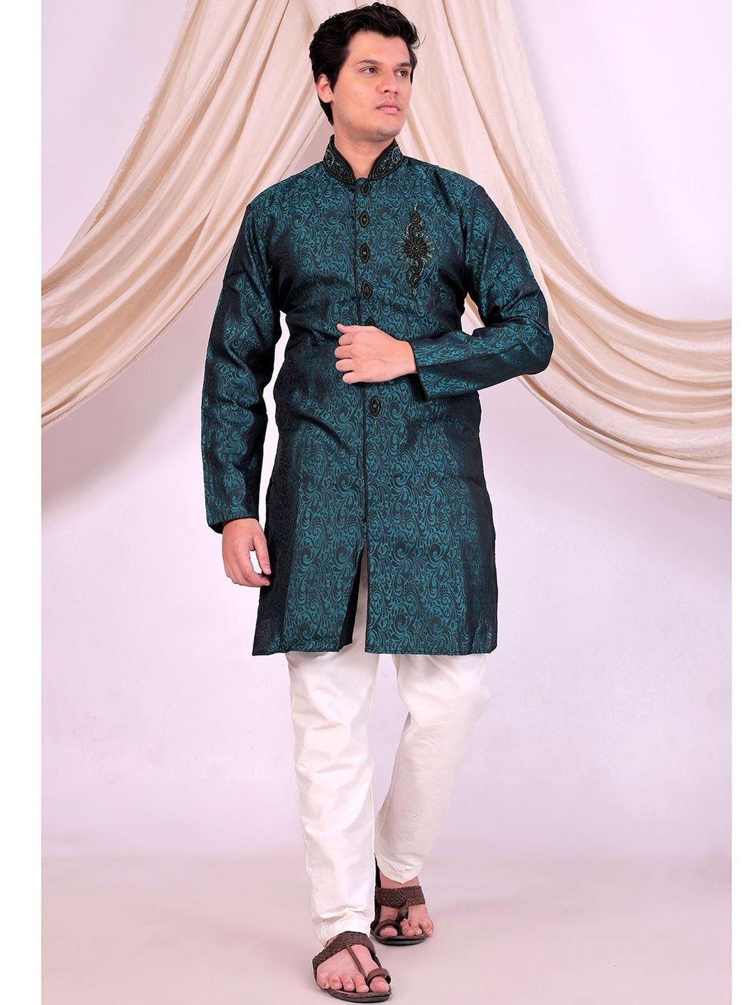 Desibutik Embroidered Mandarin Collar Sherwani