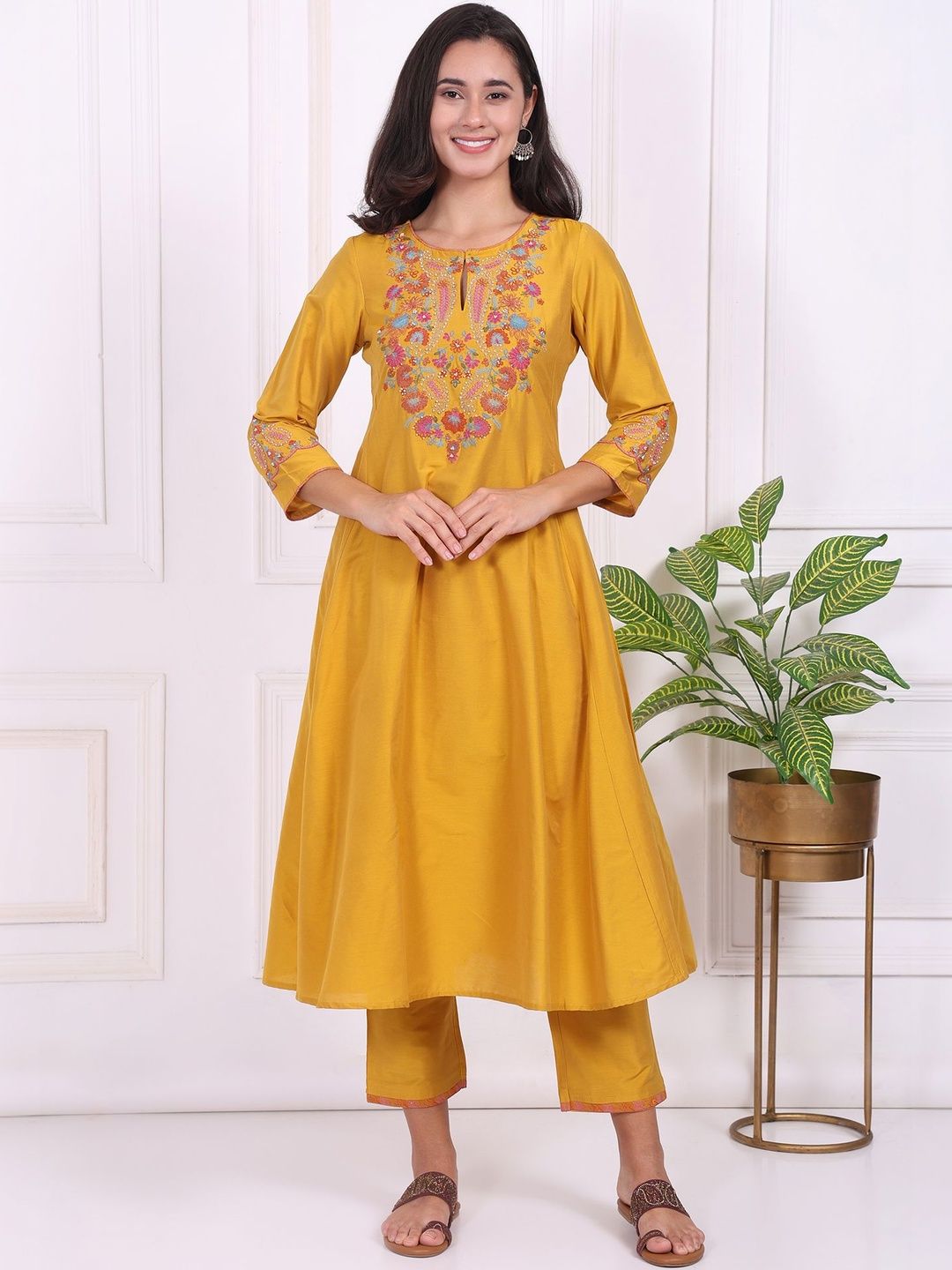 W W Women Embroidered Keyhole Neck Thread Work Kurta