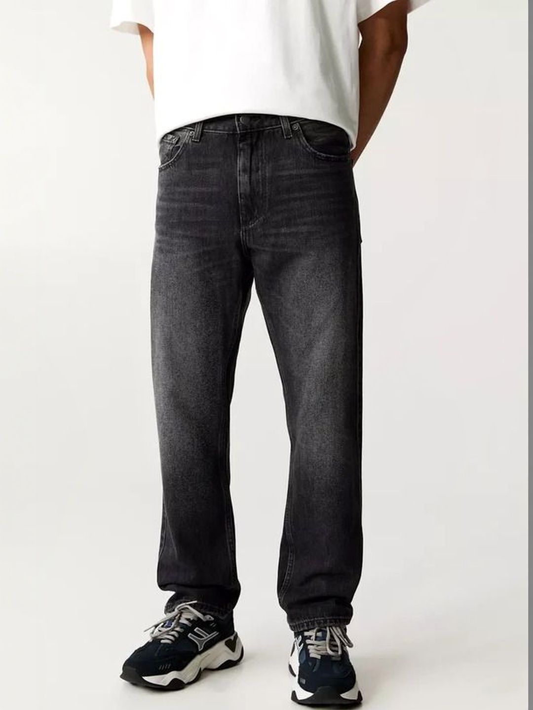 Off Duty India Men Straight Fit Mid-Rise Low Distress Light Fade Jeans