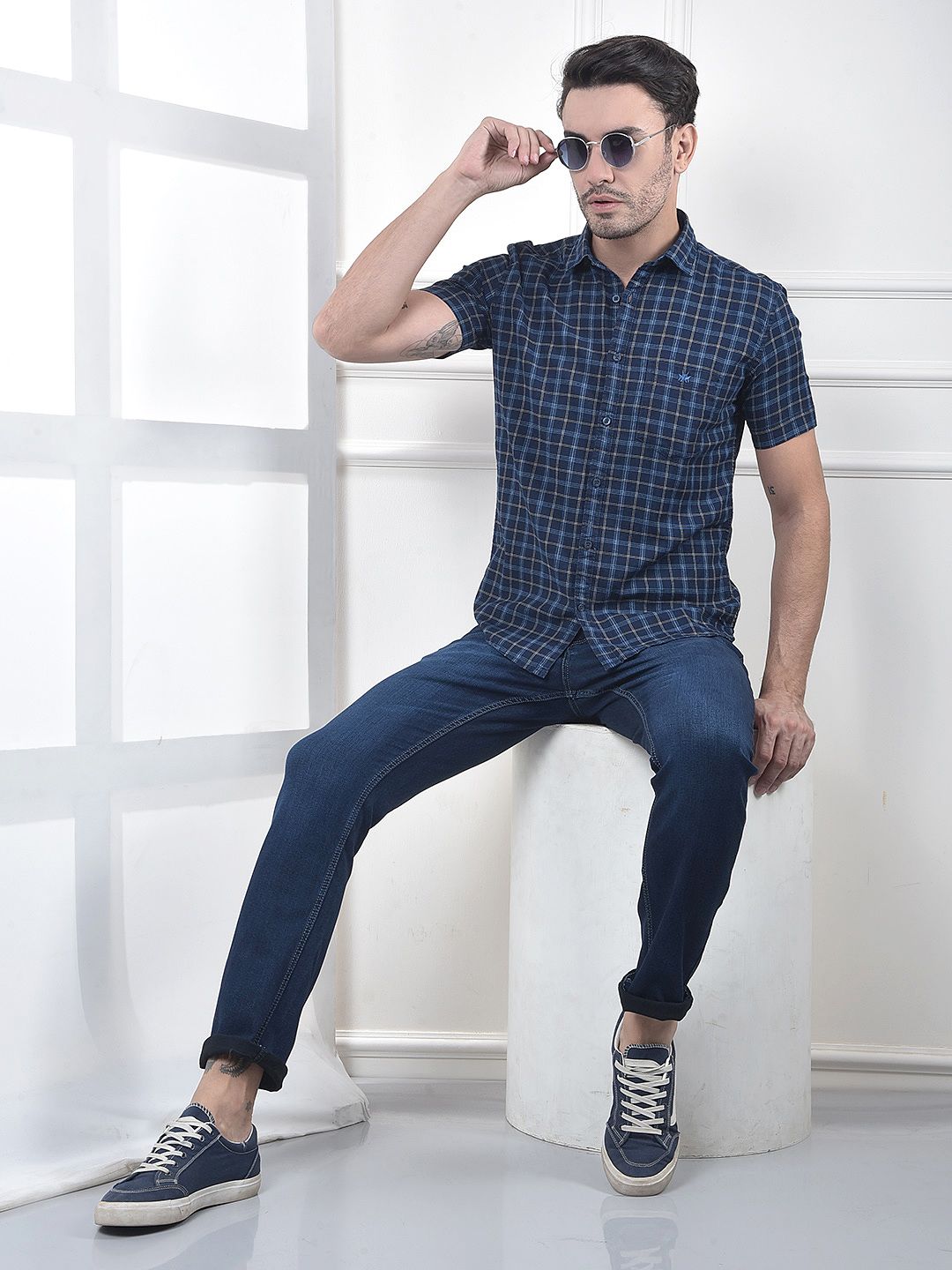 Crimsoune Club Men Slim Fit Mid-Rise Light Fade Stretchable Jeans