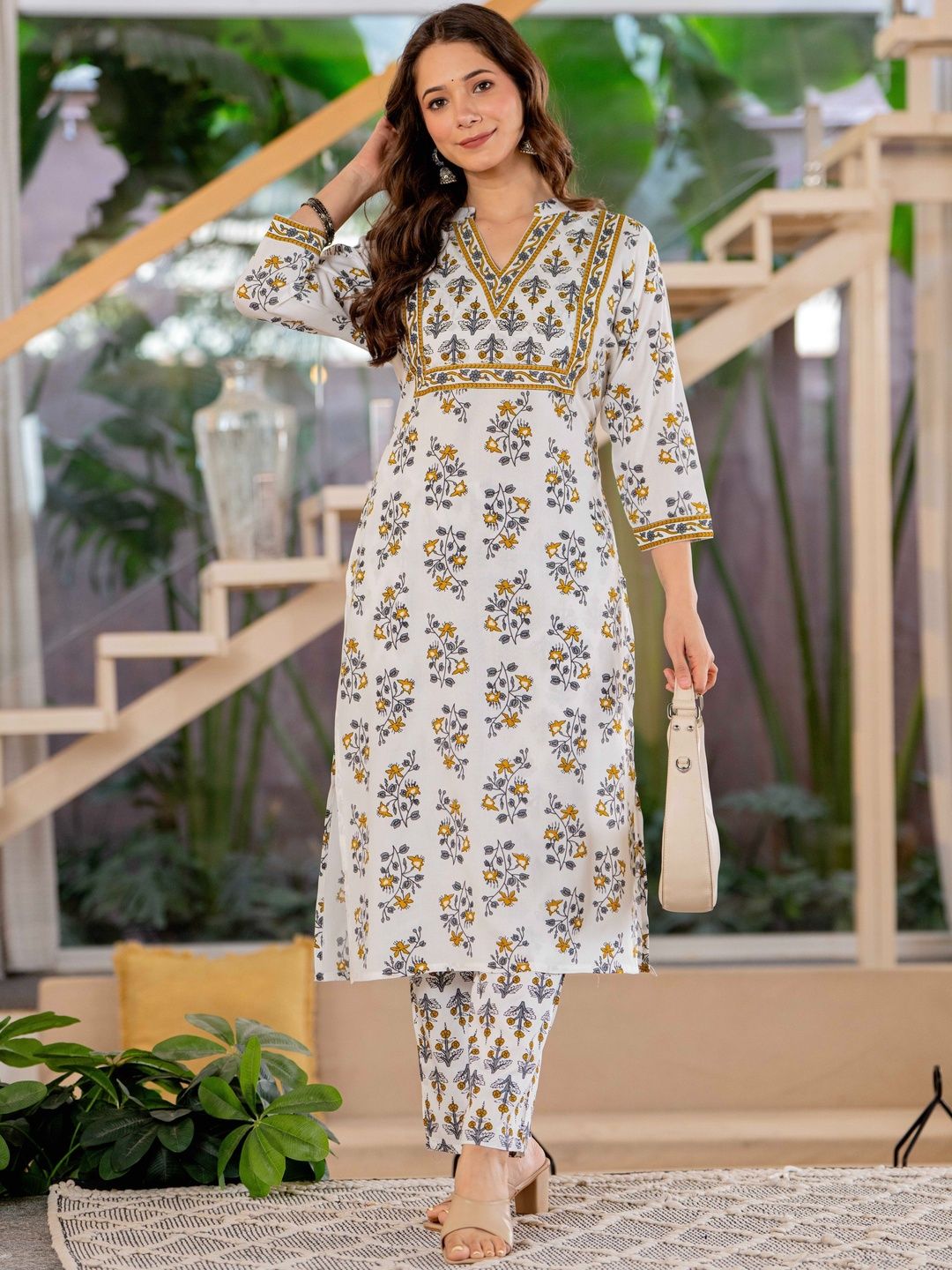 LAKASADAPAPEL Women Printed Trousers