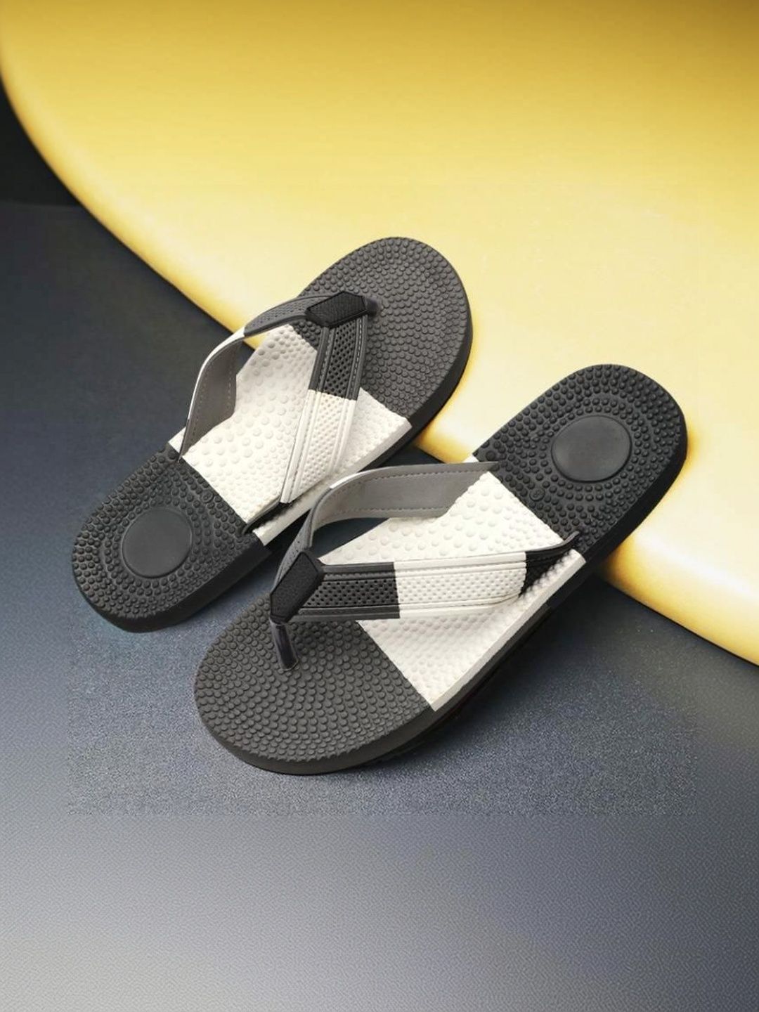 glitchez Men Colourblocked Thong Flip-Flops