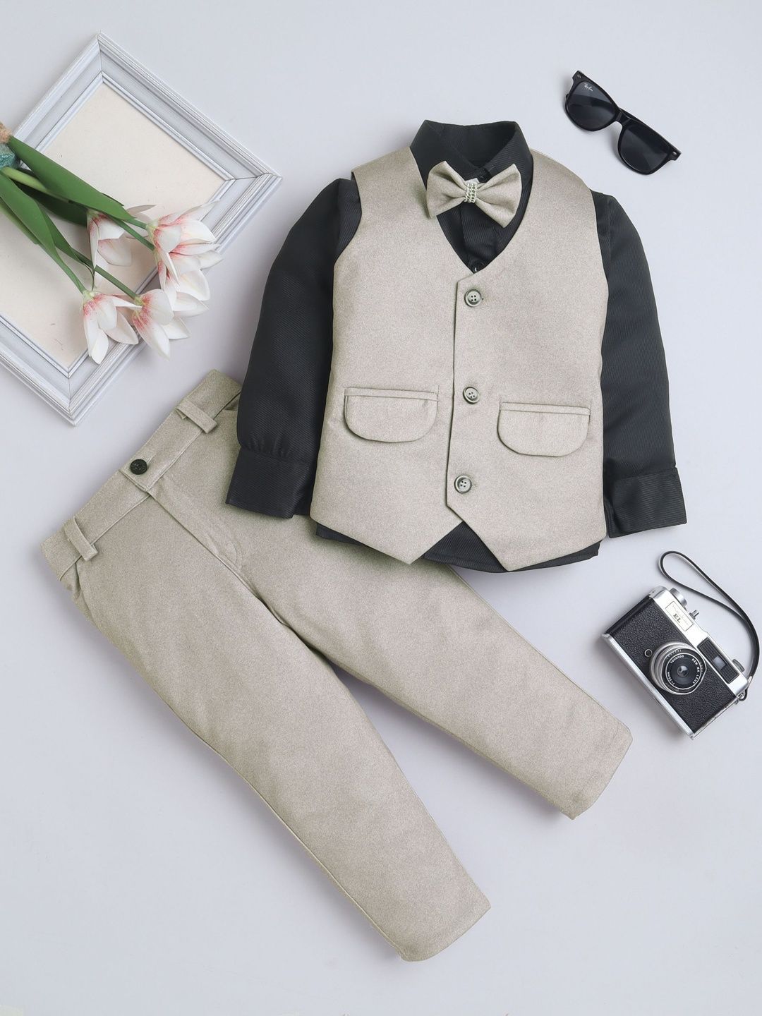 FOURFOLDS Boys Solid Single-Breasted Three-Piece Suit with Bow