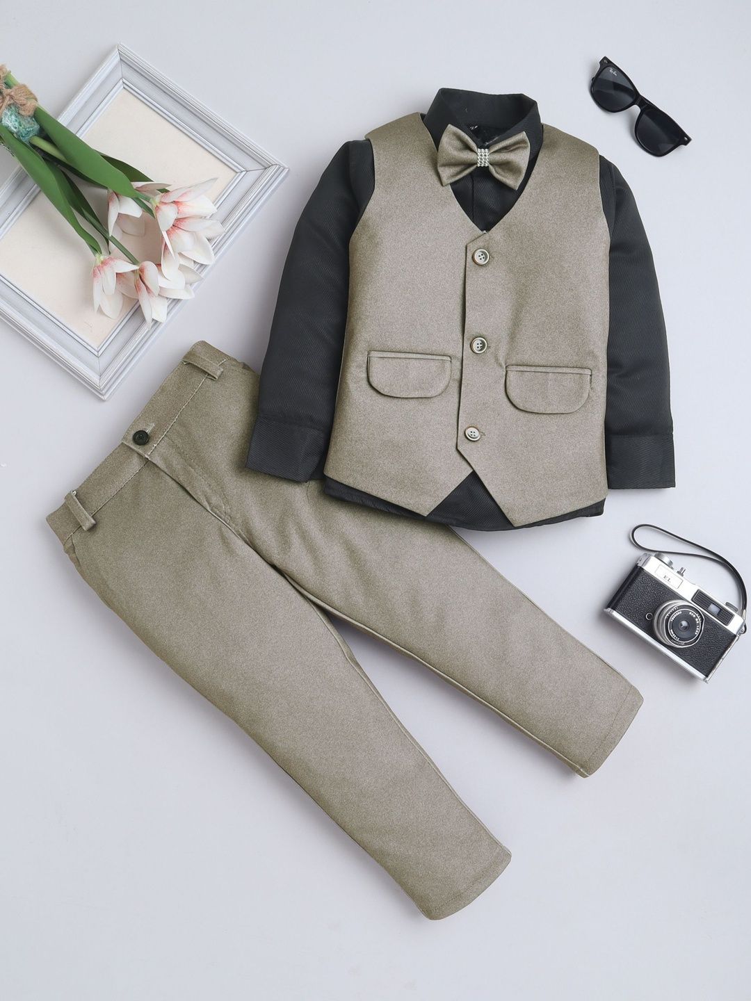 FOURFOLDS Boys Single-Breasted Three-Piece Suit With Bow
