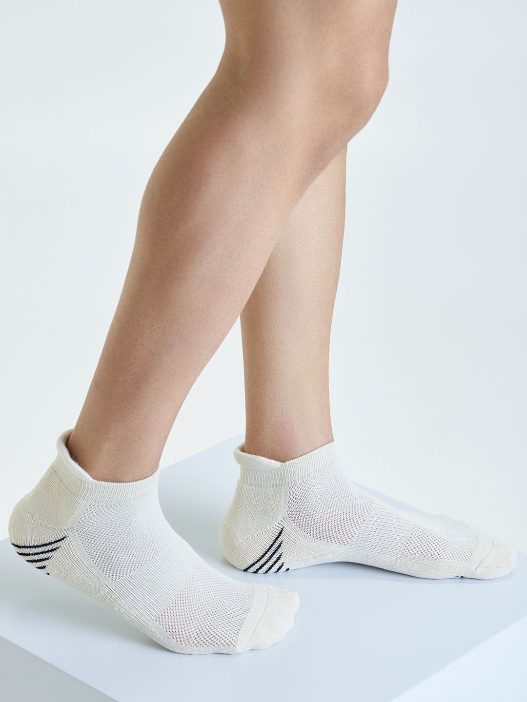 Mint & Oak Men Off White & Black Patterned Ankle-Length Socks