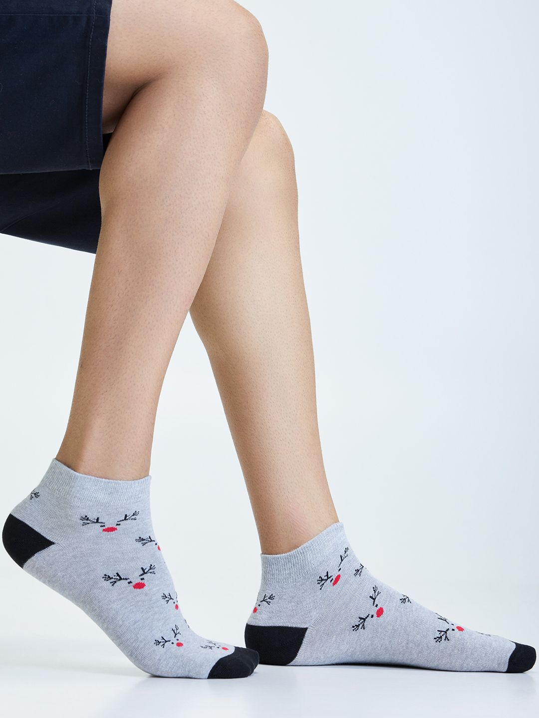 Mint & Oak Men Grey & Black Rudolph Print Ankle Length Socks