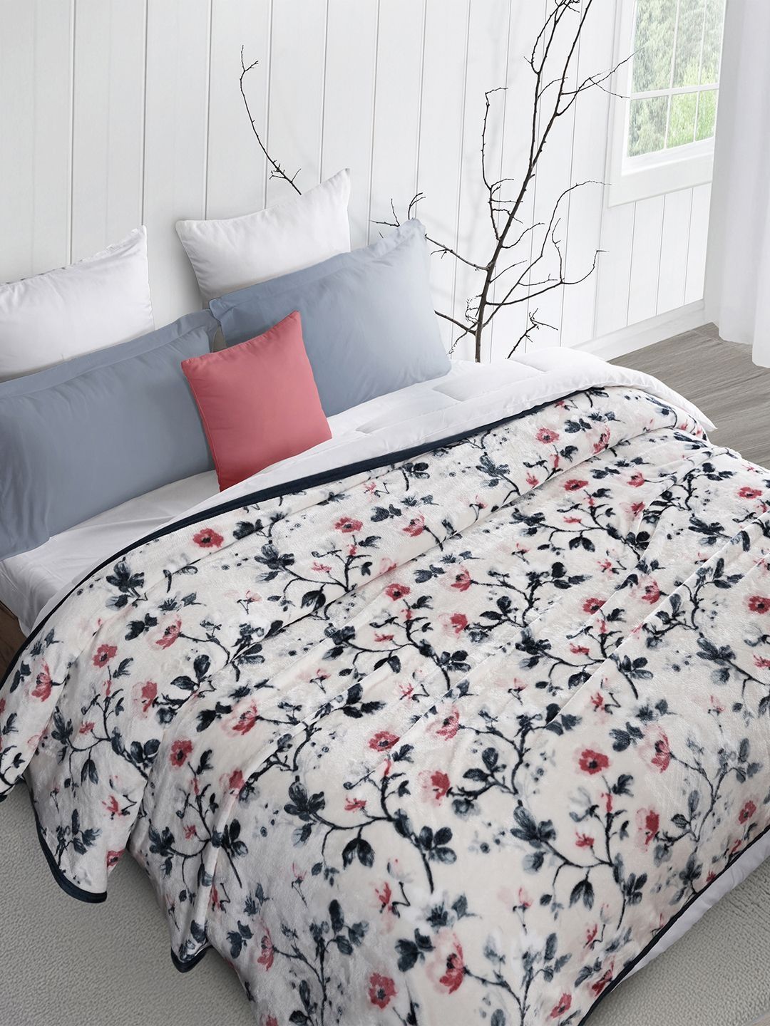 MYTRIDENT MYTRIDENT Home Essential Imperial Multicoloured & White Floral Mild Winter 300 GSM Blanket