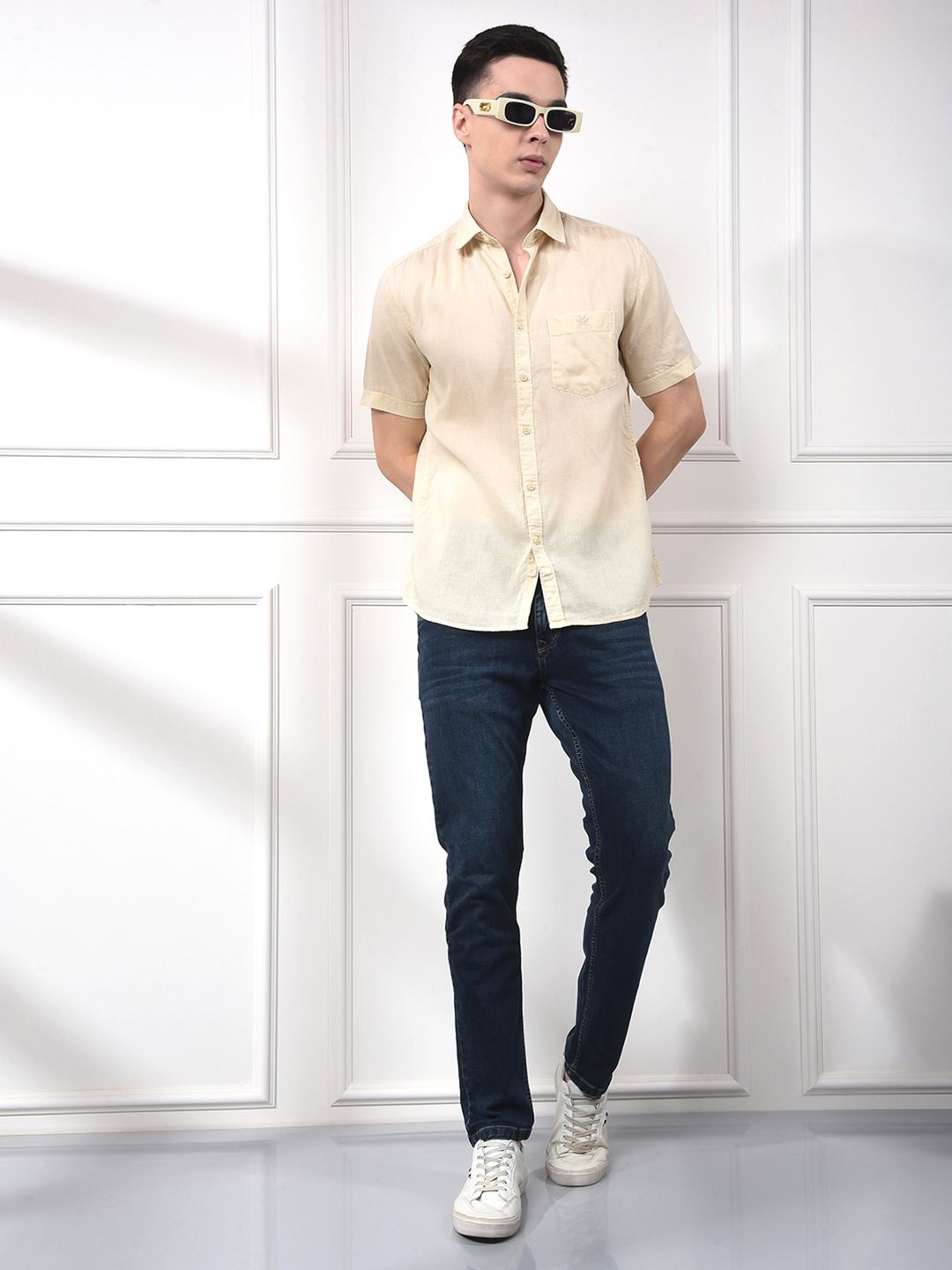 Crimsoune Club Men Slim Fit Mid-Rise Light Fade Stretchable Jeans