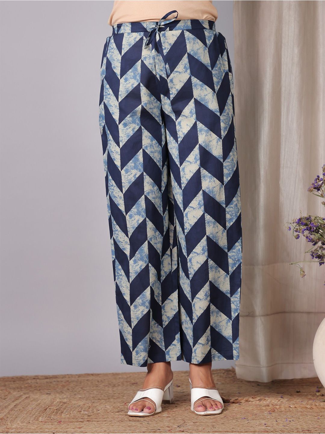 Aramya Women Geometric Printed Straight Ethnic Palazzos