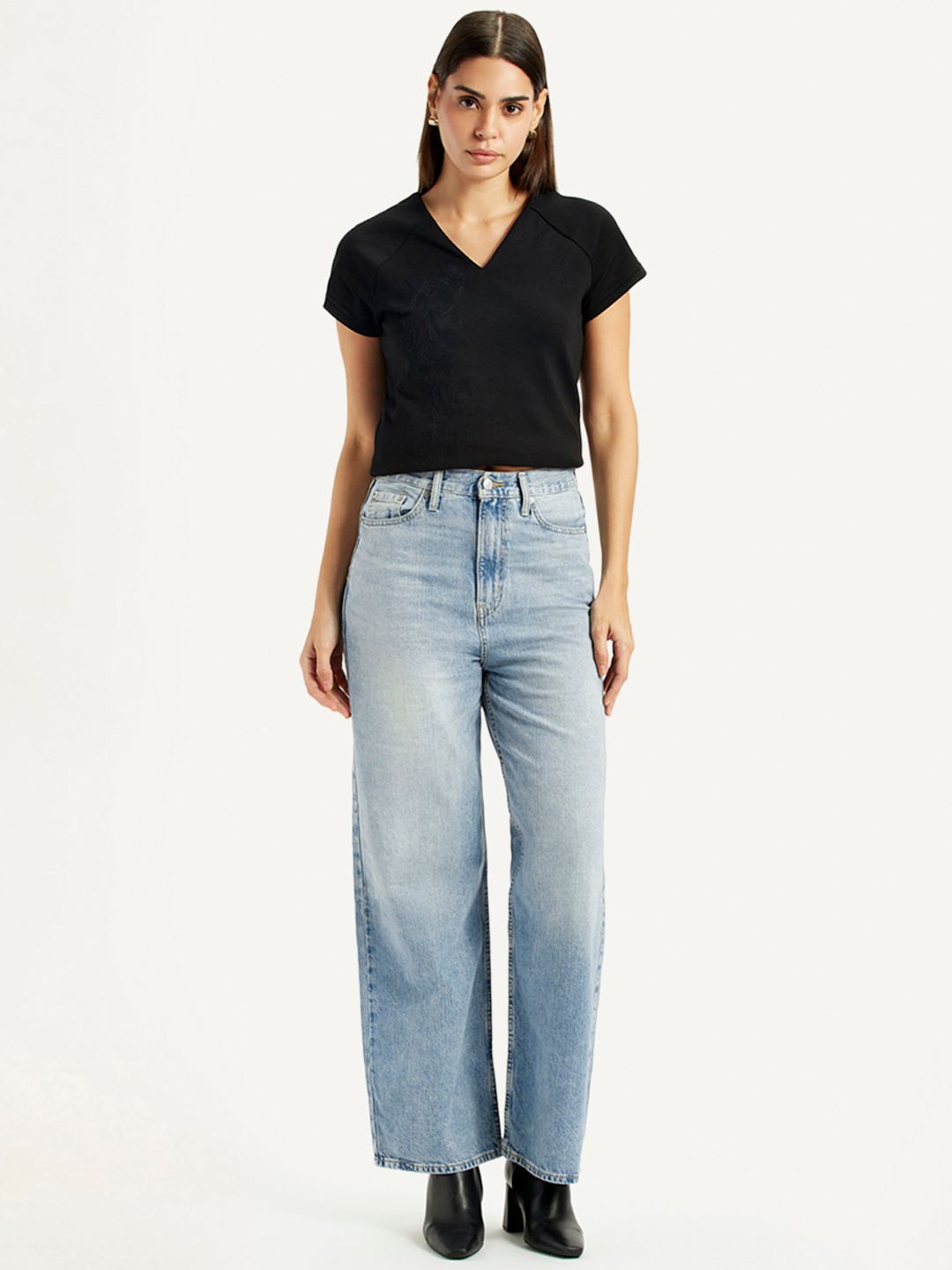 Levis Women Classic Relaxed Fit High-Rise Cotton Light Fade Jeans