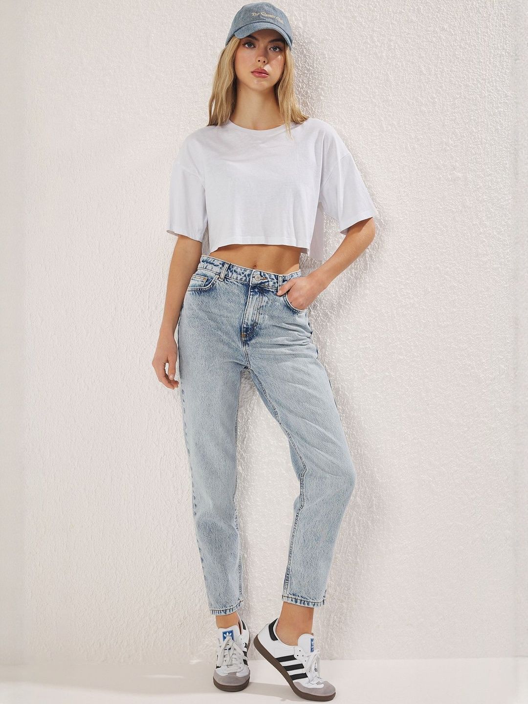 Trendyol Women Regular Fit Mid-Rise Light Fade Jeans