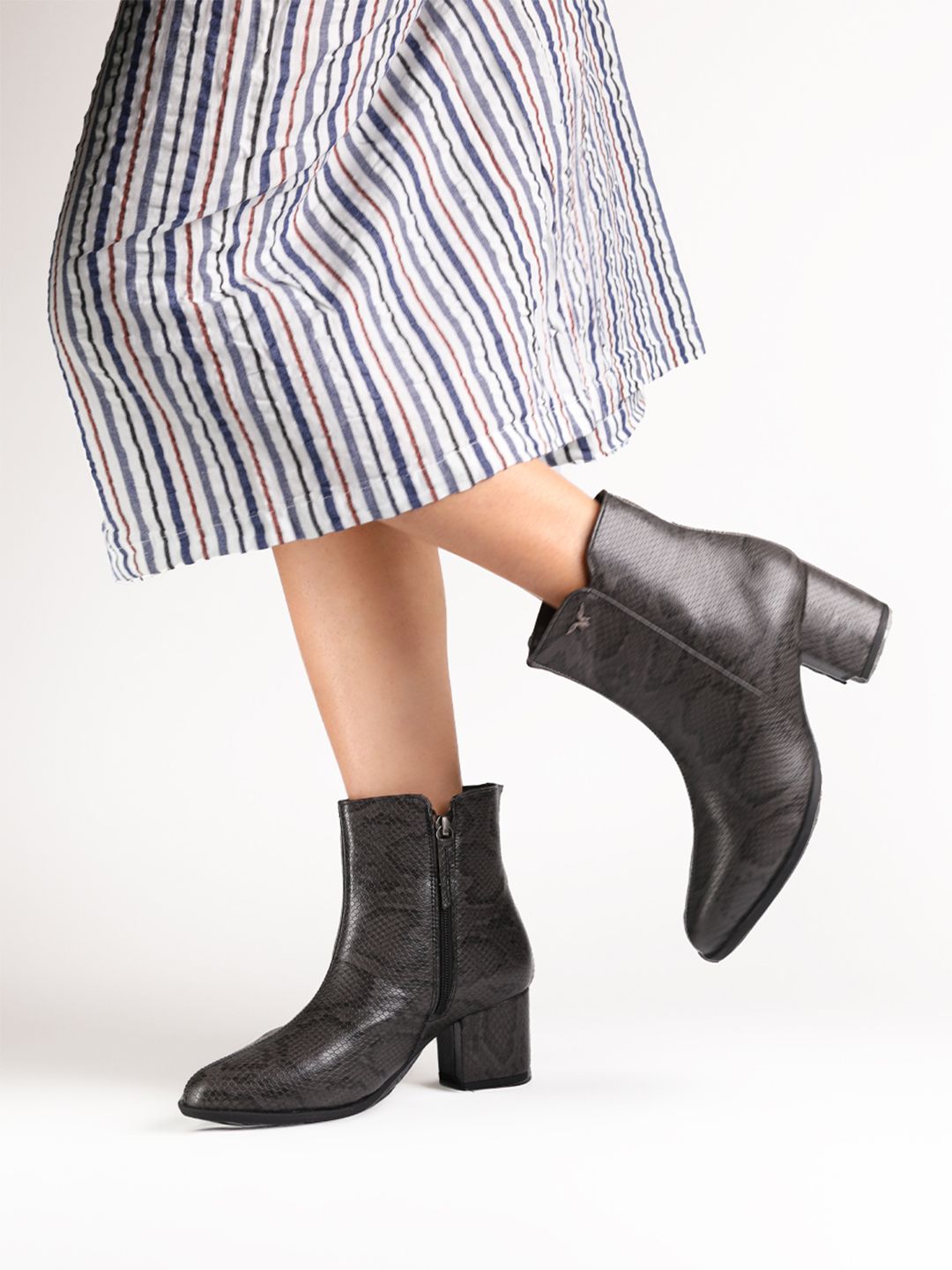 Monrow Women Pointed Toe Textured Boots