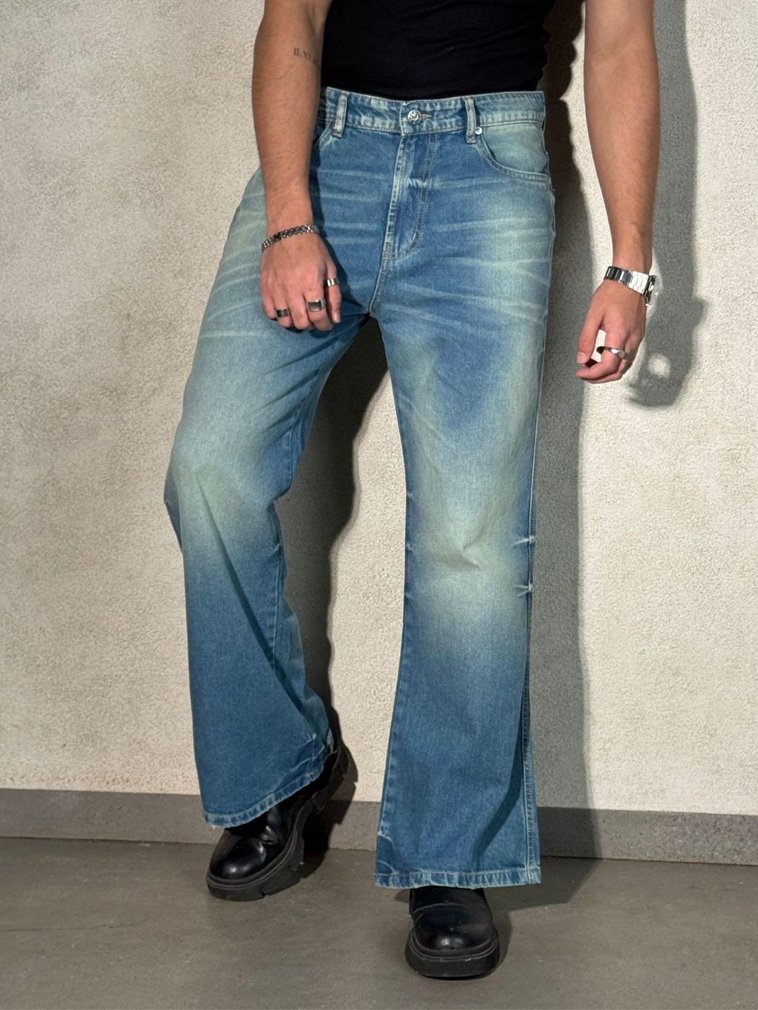 Off Duty India Men Straight Fit Mid-Rise Heavy Fade Denim Jeans