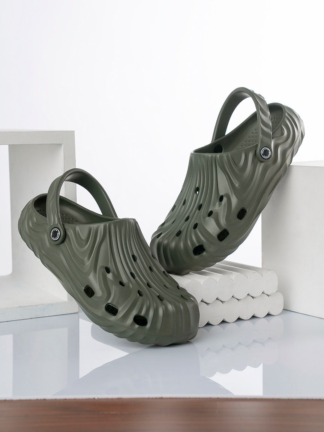Red Tape Men Self Design Clogs Flip Flops
