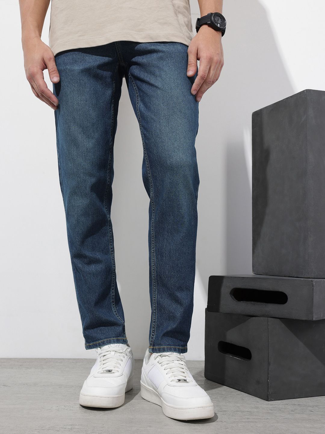 The Roadster Life Co. Men Carrot Fit Light Fade Stretchable Jeans