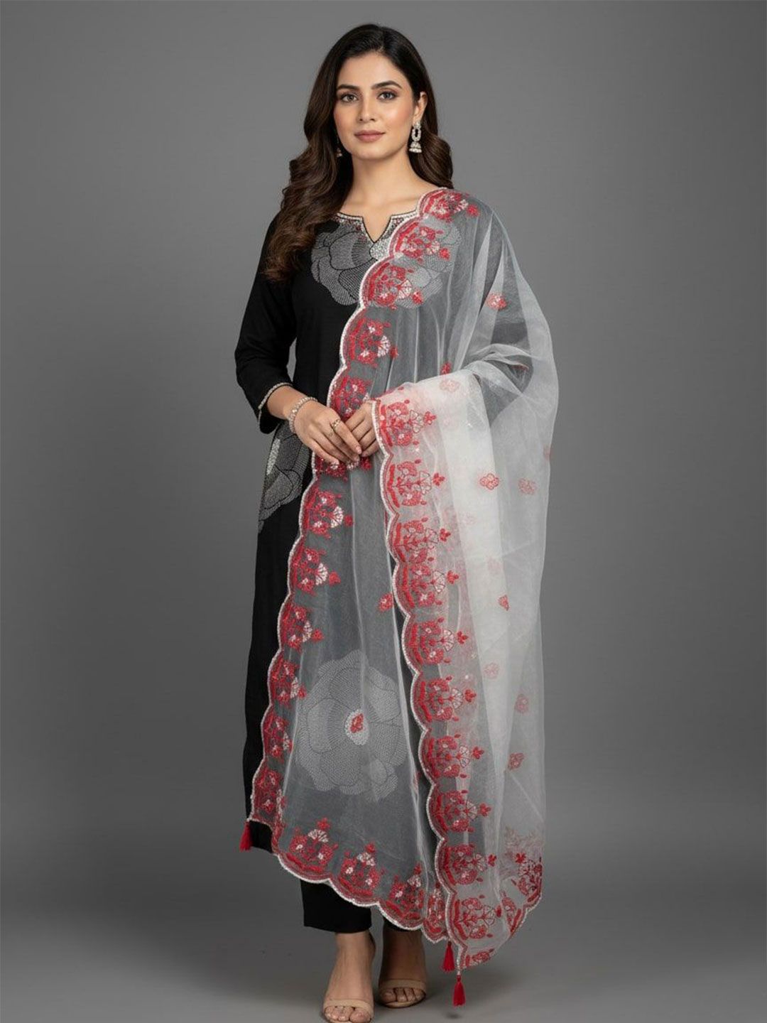 Sangria Sangria Women Embroidered Ethnic Dupatta With Scalloped Border