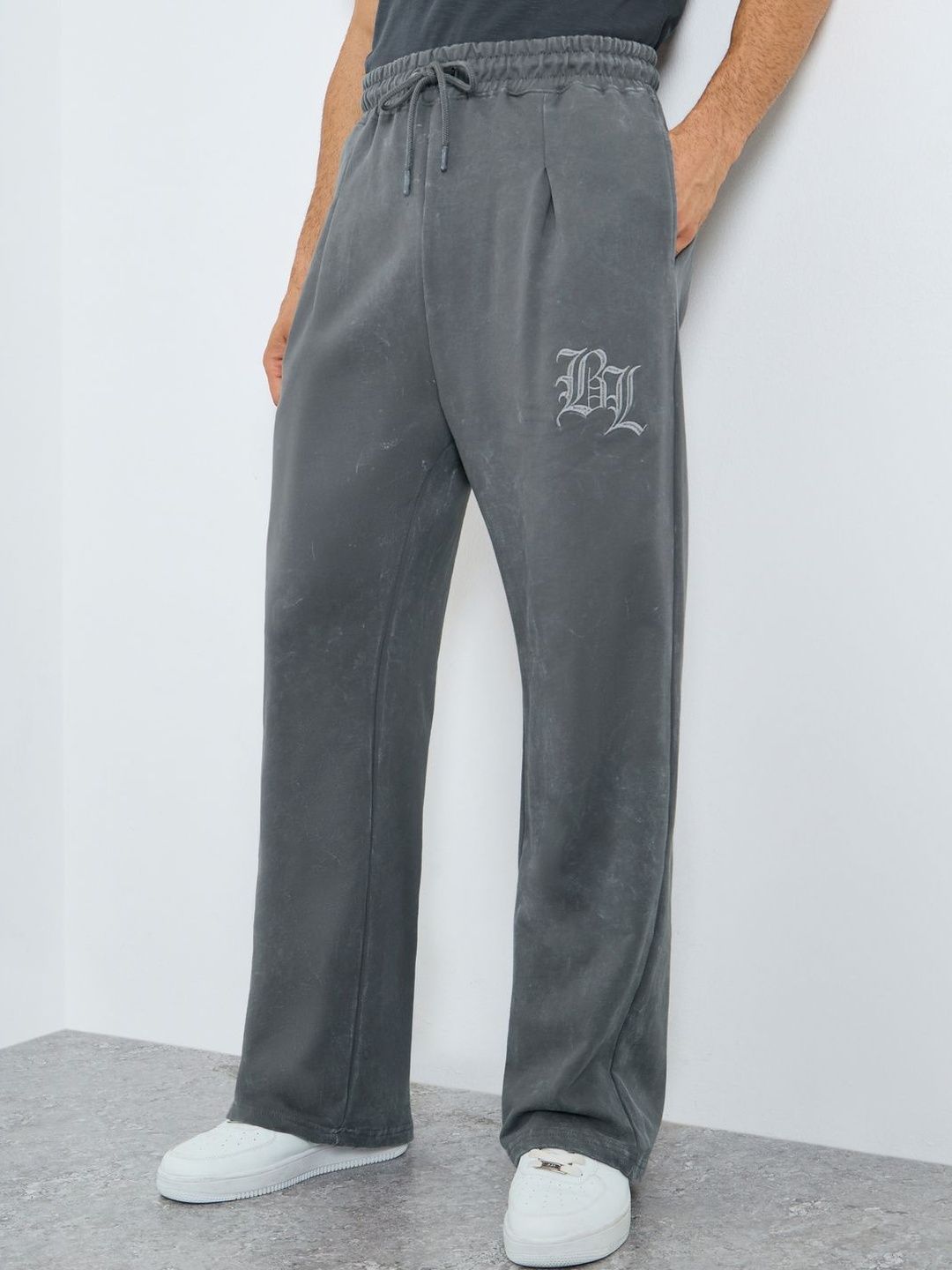 Styli Men Pleated Embroidered Oversize Jogger