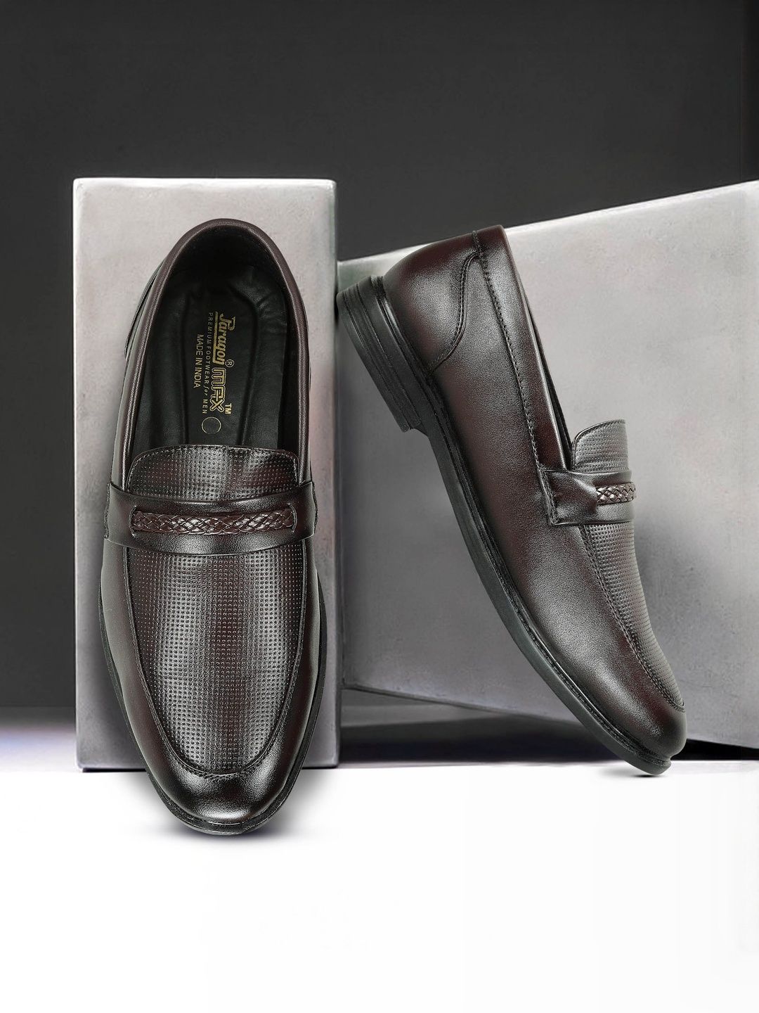 Paragon Men Textured Formal Shoes