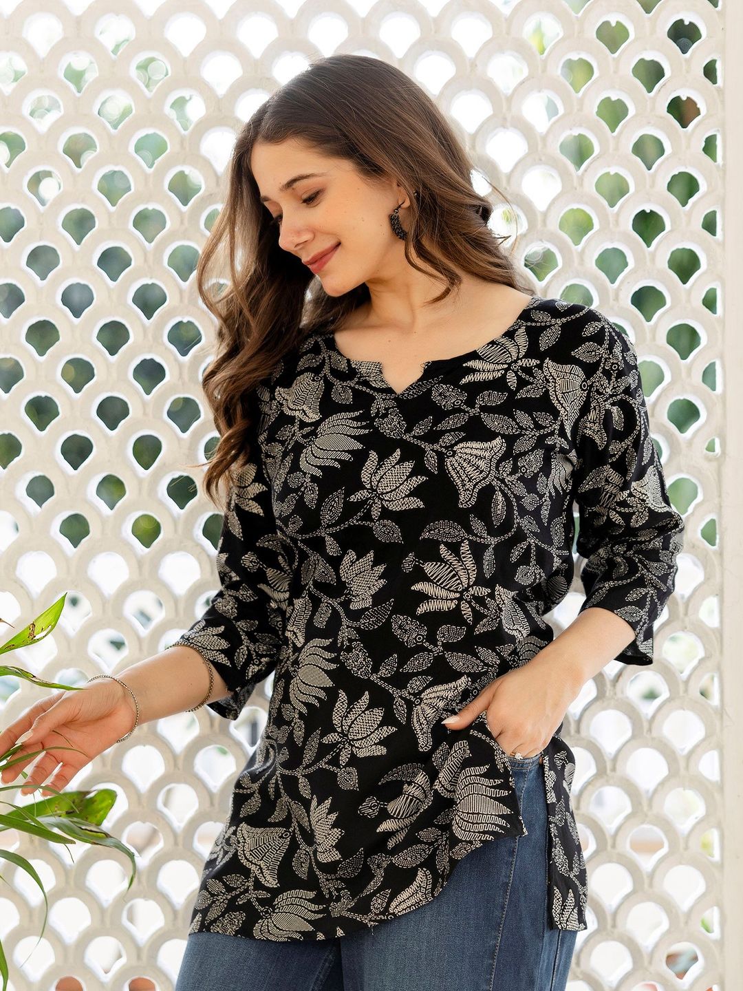Mialo fashion Floral Printed Mandarin Collar Straight Kurti