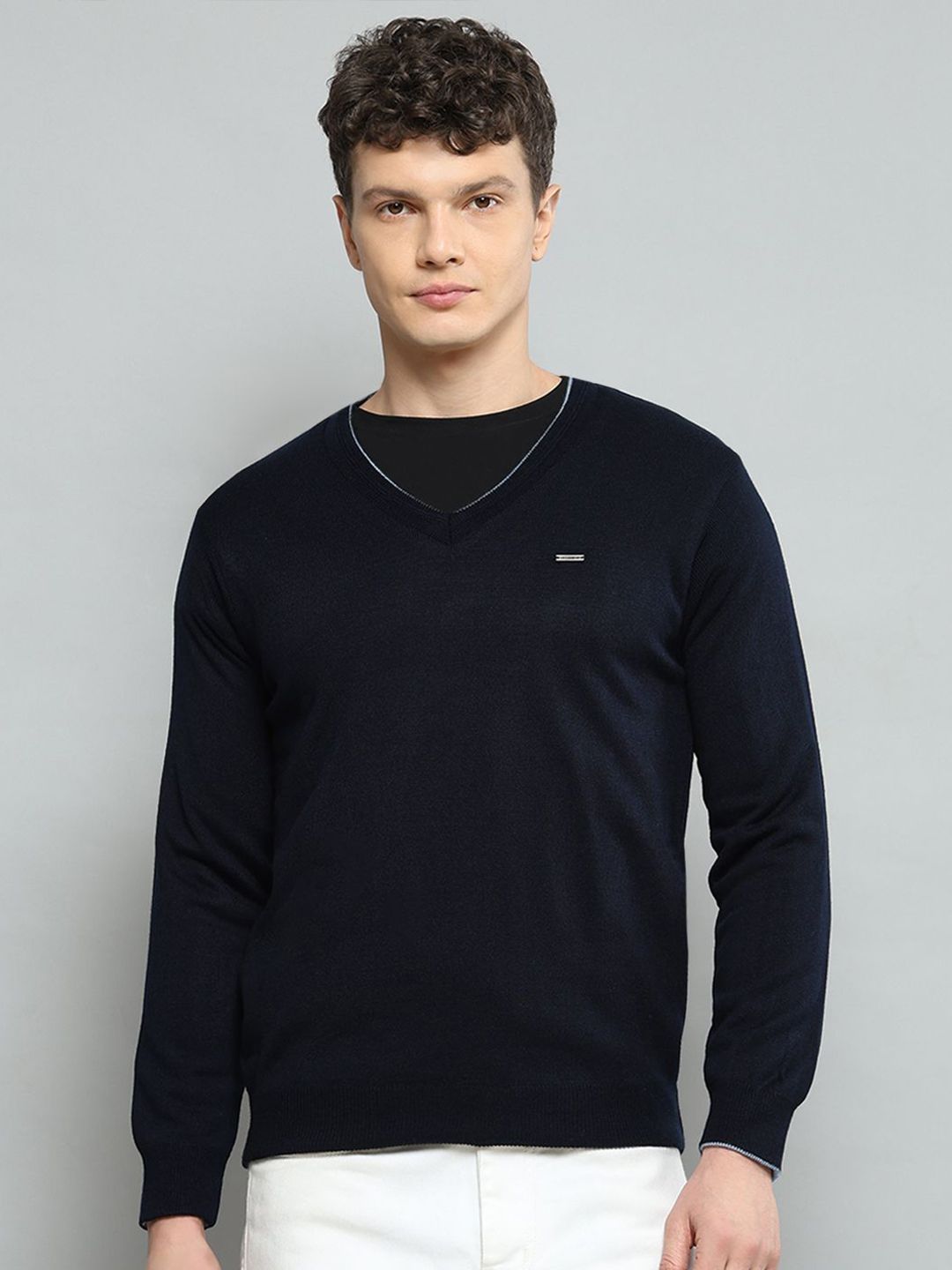 Cloak & Decker Men V- Neck Full Sleeves Woollen Pullover Swetaer