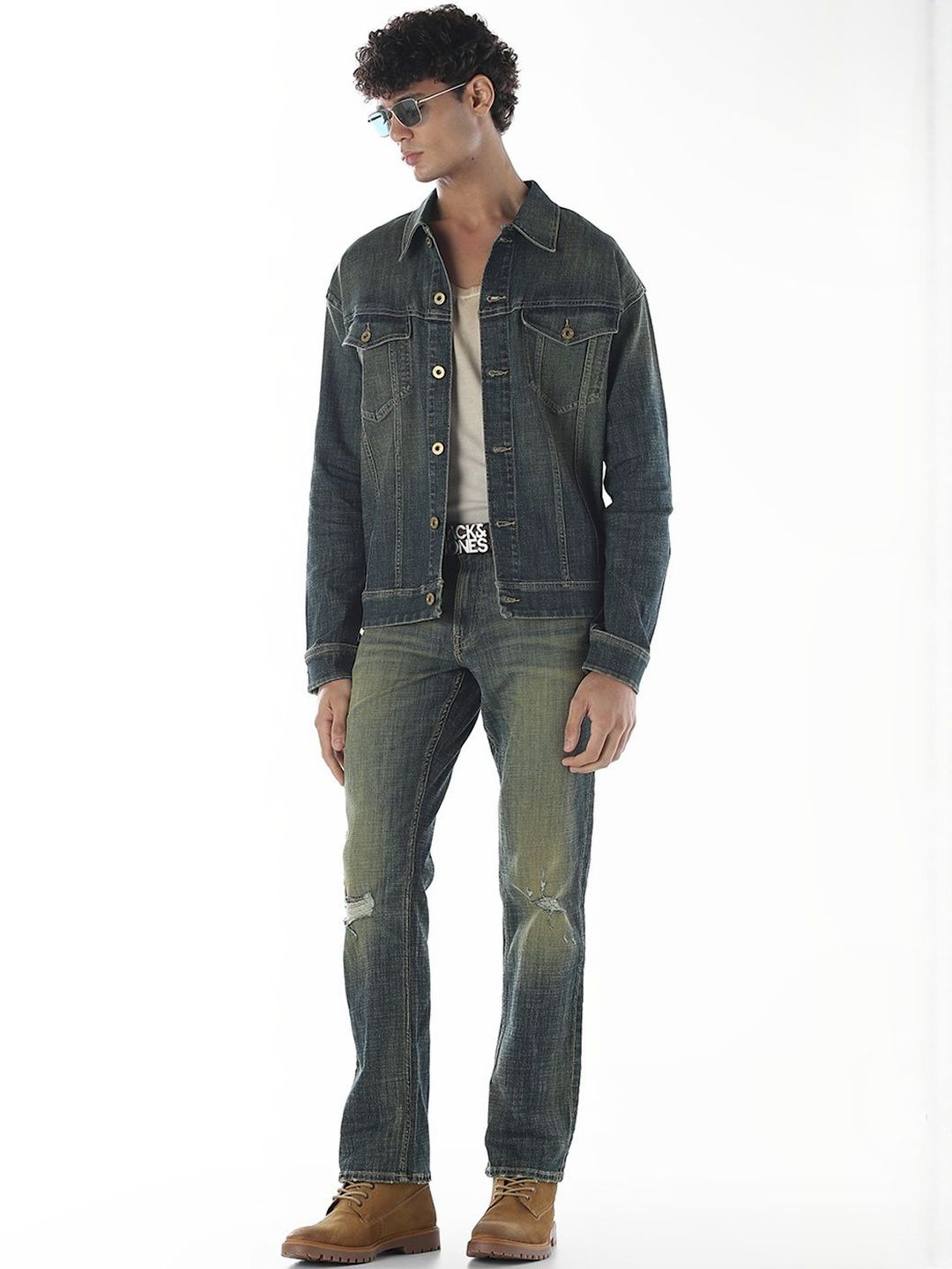Regular Fit Low-Rise Mildly Distressed Heavy Fade Stretchable Jeans
