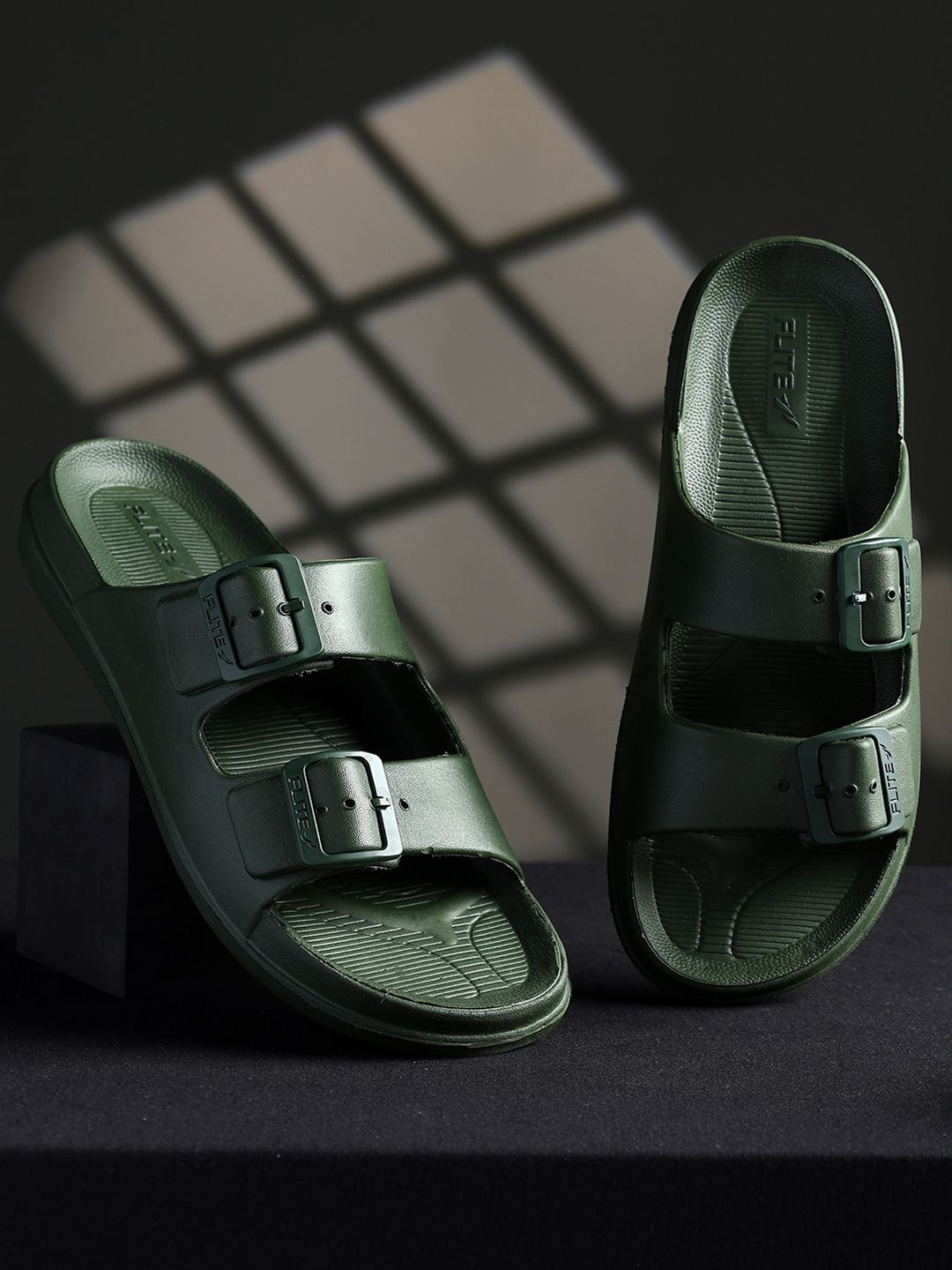 FLITE Men Textured Fashion with Bows Flip Flops