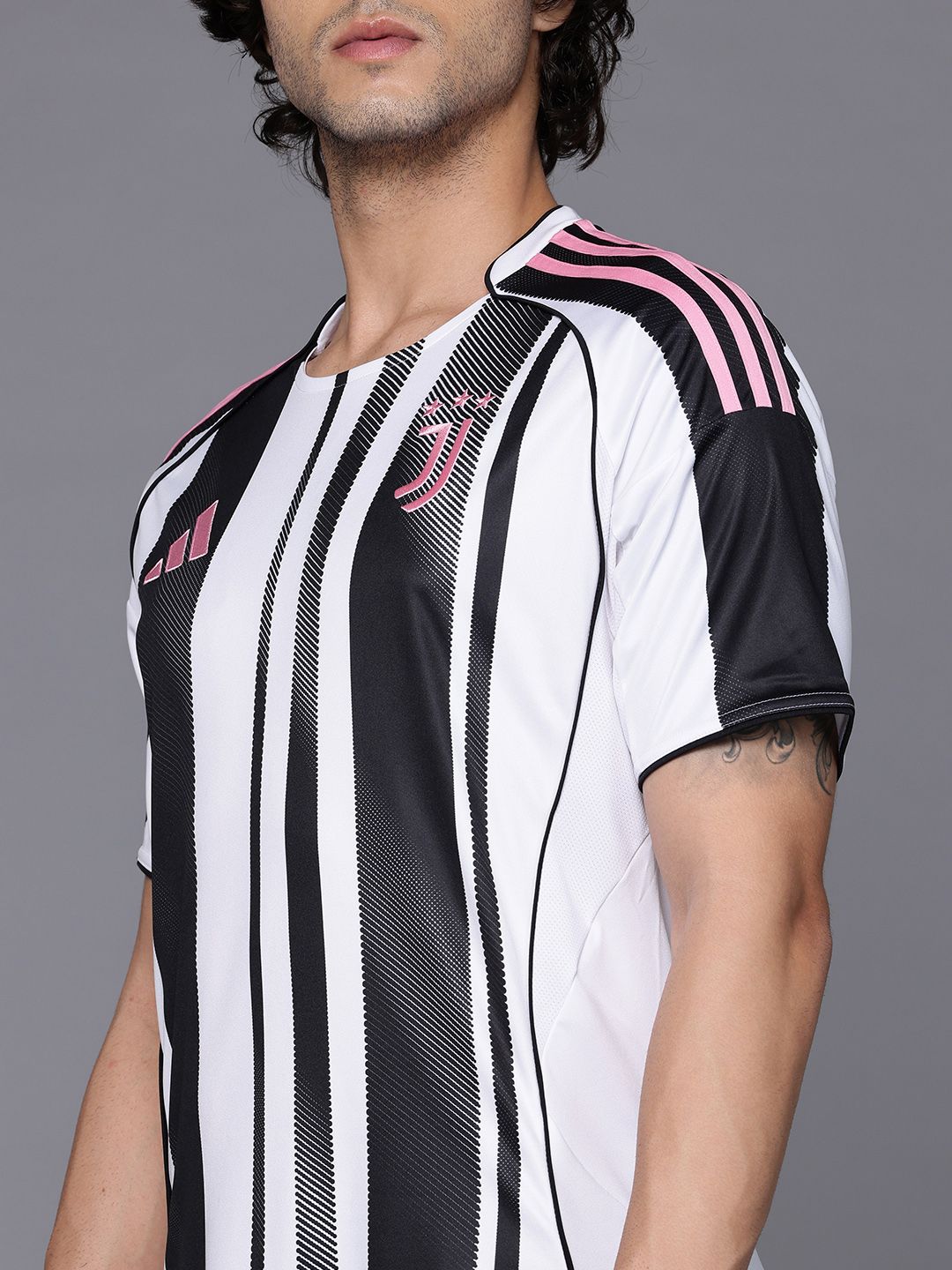 Juventus  シャツ 白黒ピンク Buy ADIDAS Striped Print Aeroready Slim Fit Juventus Football