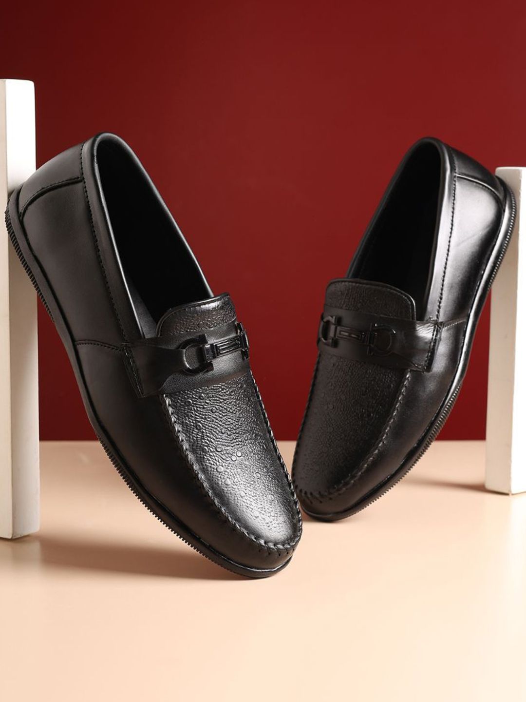 Hayes London Men Leather Textured Loafers