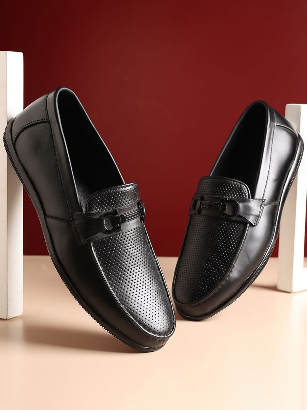 Hayes London Men Leather Textured Round Toe Loafers