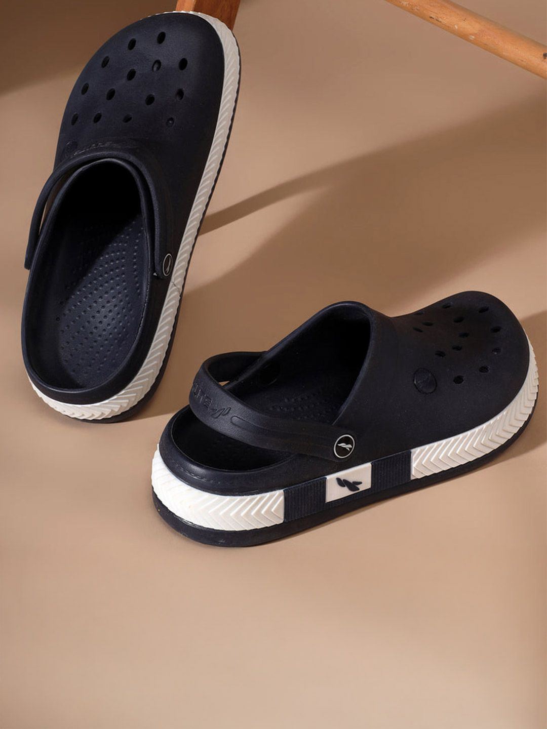 FLITE Men Self Design Clogs