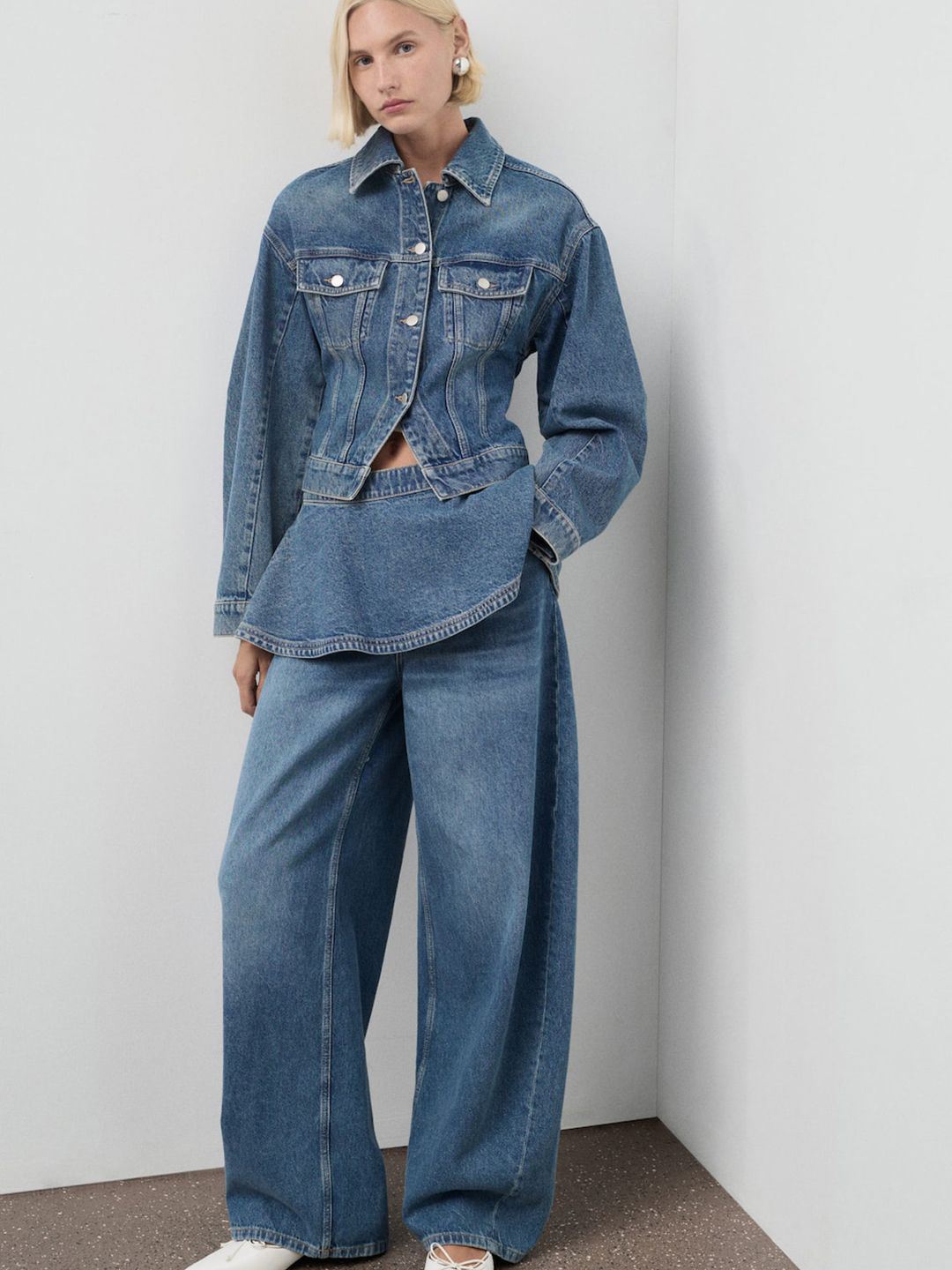 Mid-Rise Balloon Fit Light Fade Jeans