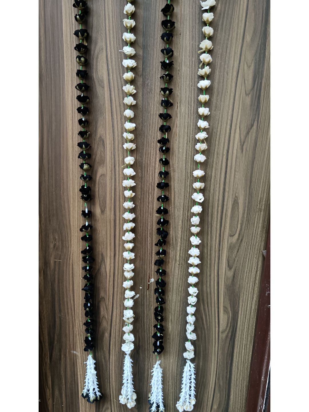 Nutts White & Black 4 Pieces Rose & Tuberose Tassel Toran