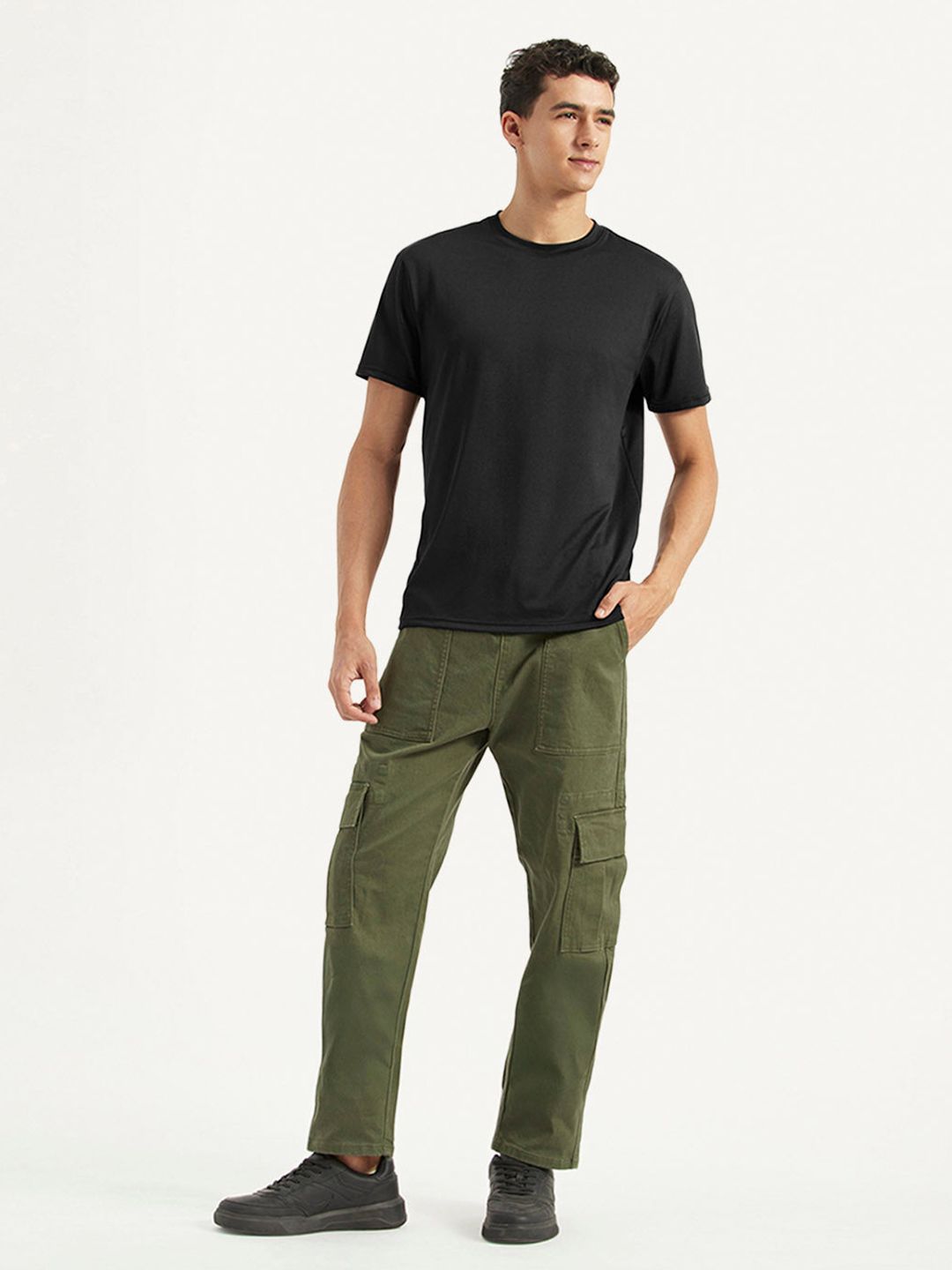 Levis Men Solid Round Neck Slim Fit T-shirt