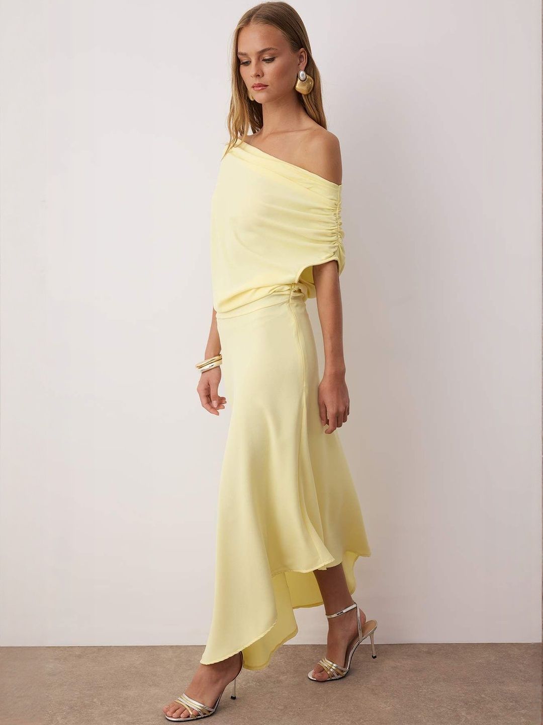 Trendyol Women Off-Shoulder Cold-Shoulder Sleeves Sheath Midi Dress