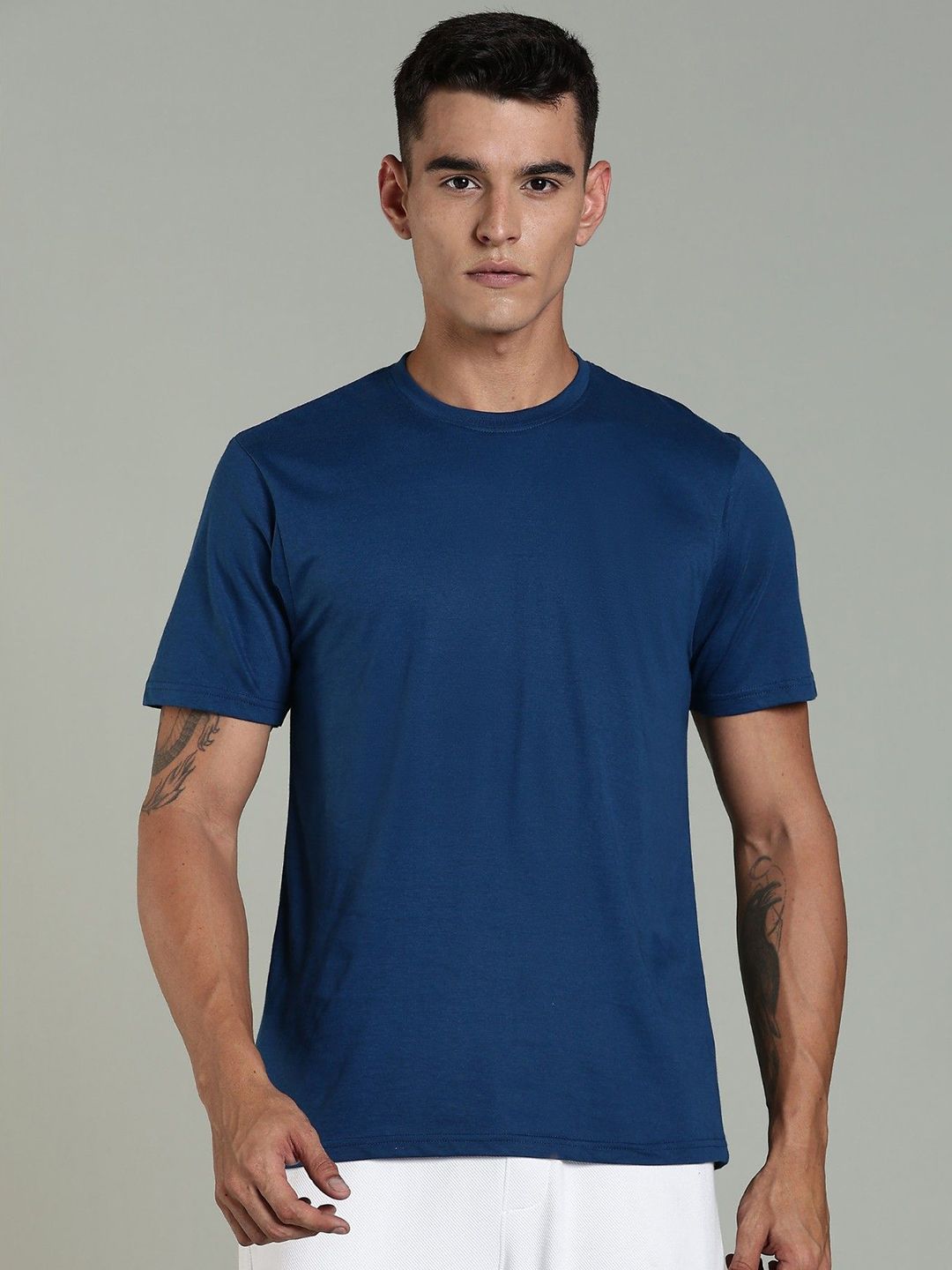 OUTLAWS Men Solid Round Neck Cotton T-shirt