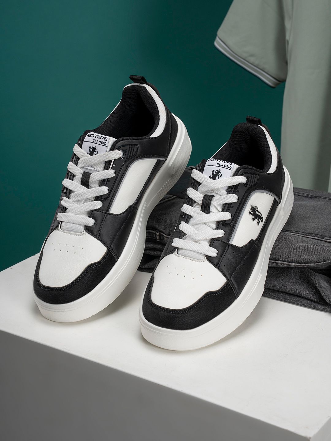 Red Tape Men Colourblocked Sneakers