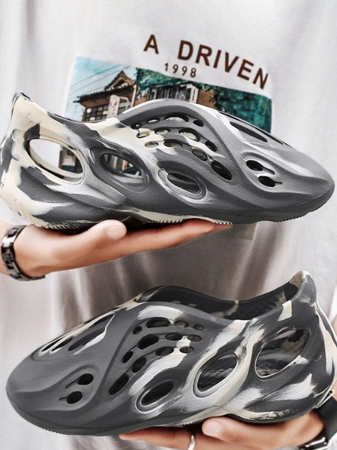 CASSIEY Men Printed Rubber Clogs