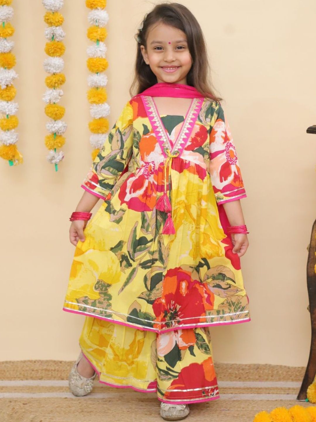 THE WEAVERS SHOP BY RAAVI Girls Floral Printed Pure Cotton Kurta With Palazzos & Dupatta