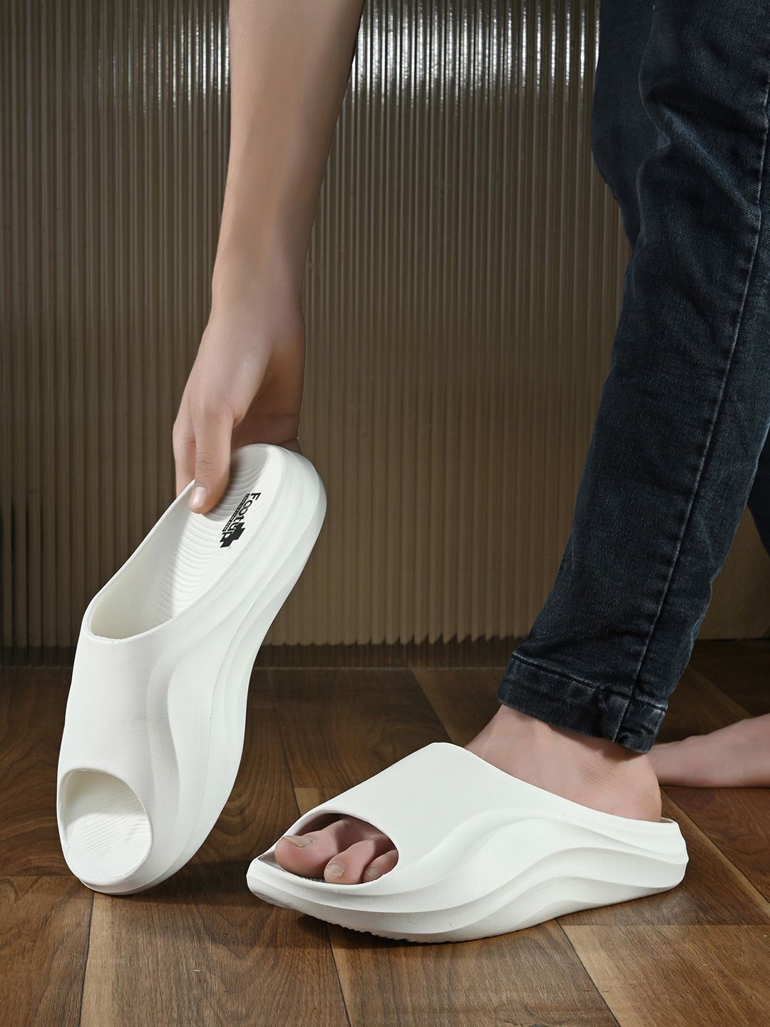DOCTOR HEALTH SUPER SOFT Men Solid Sliders