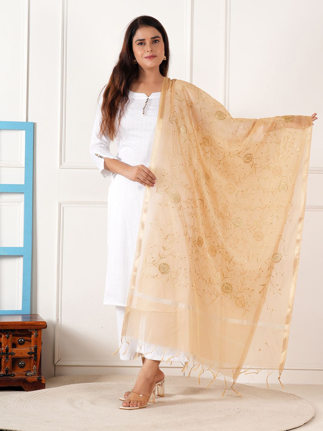 A R SILK DUPATTA HUB Floral Embroidered Dupatta With Zari
