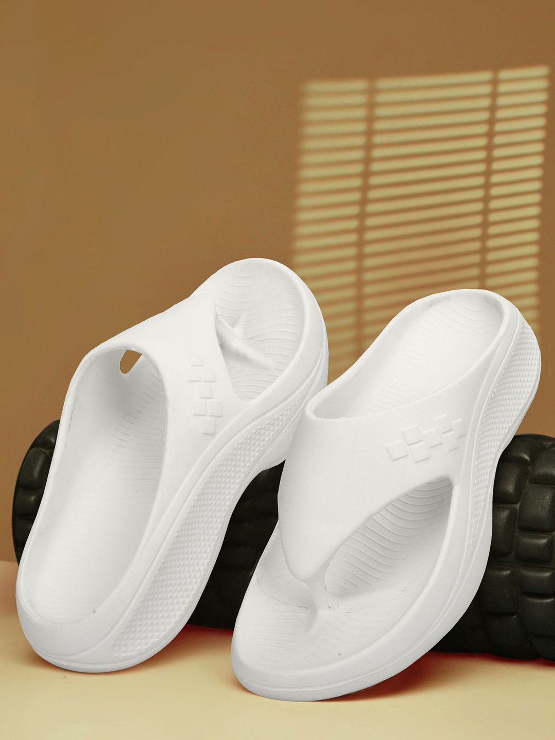 TROTUS Men Solid Rubber Casual Thong Flip-Flops
