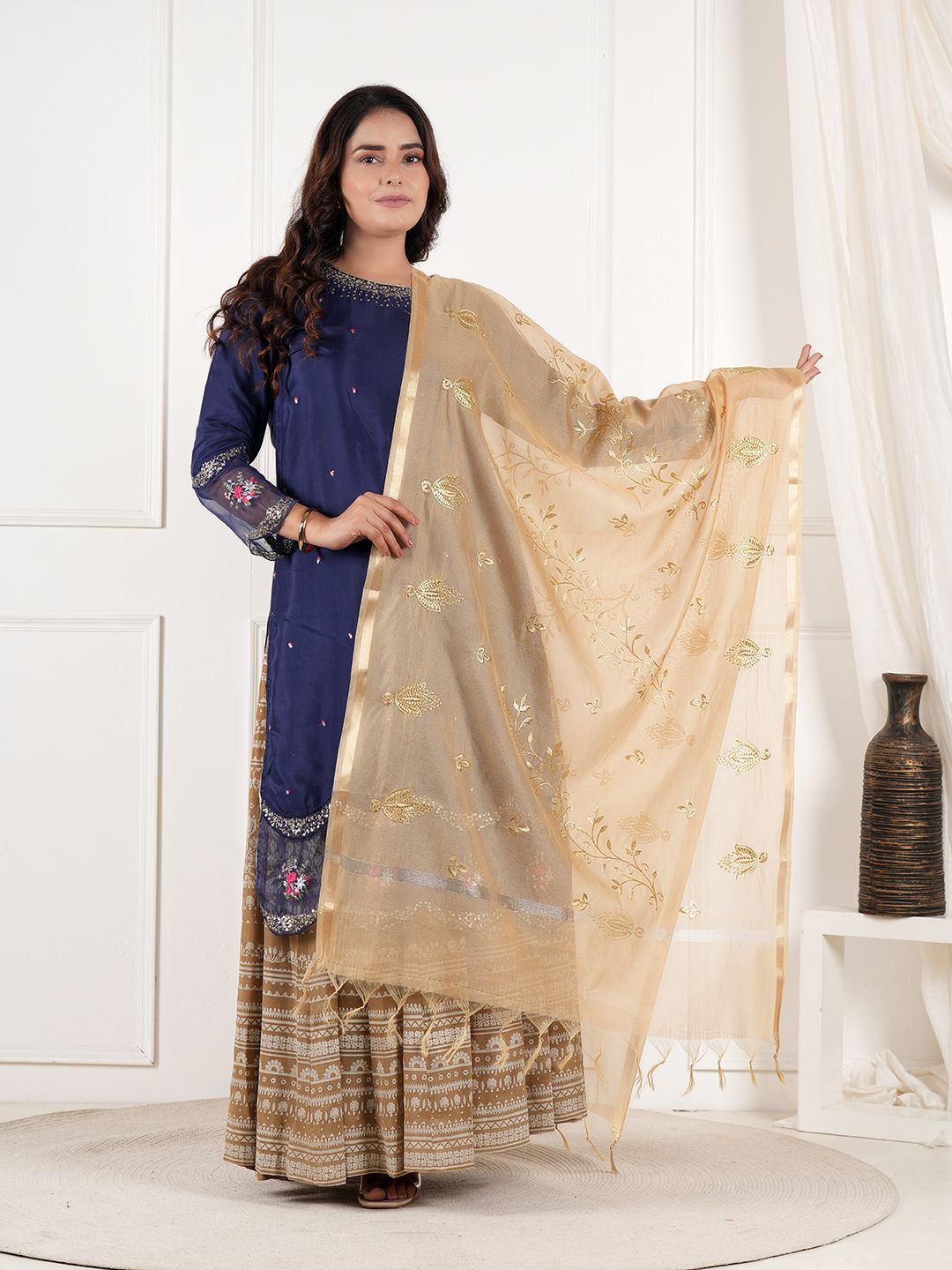 A R SILK DUPATTA HUB Floral Embroidered Dupatta With Zari