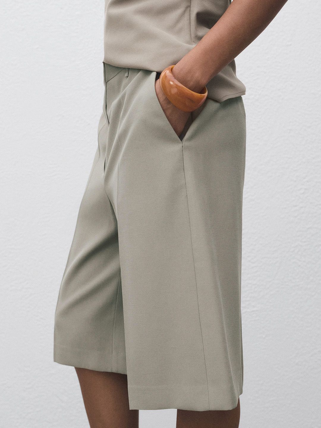 Mid Rise Bermudas