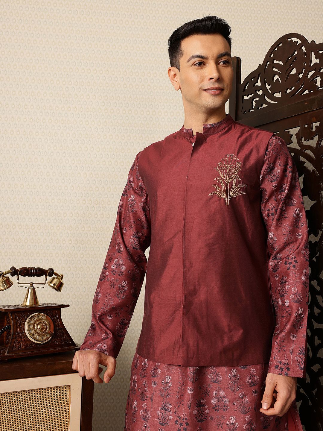 House of Pataudi House of Pataudi Printed Mandarin Collar Jashn Kurta & Trousers With Nehru jacket