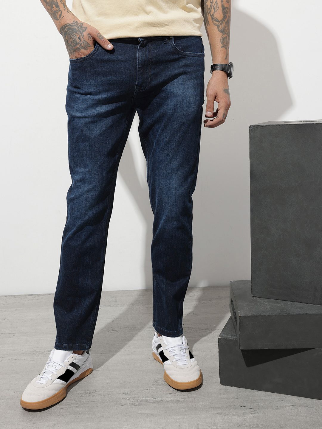 The Roadster Life Co. Men Slim Fit Light Fade Stretchable Jeans